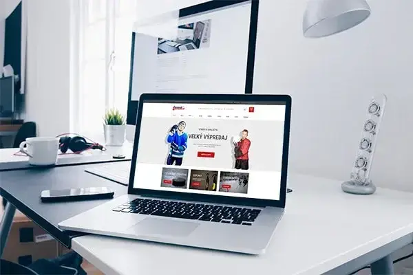 Náhľad eshopu Puck United na notebooku - jarvindesign.com - tvorba web stránok